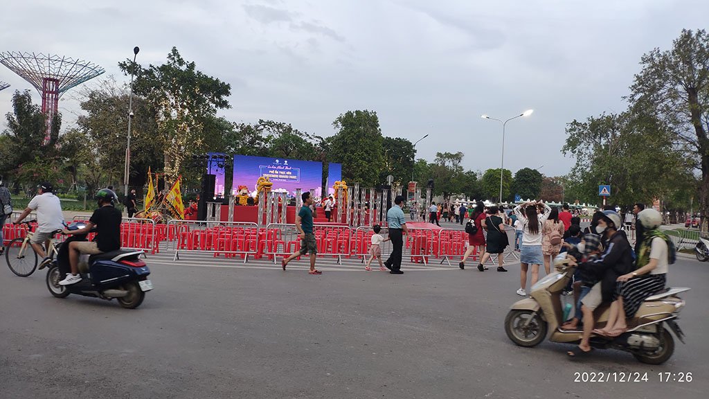 Khâu chuẩn bị sân Khấu đã hoàn tất - chợ đêm Sài gòn-Grand Park